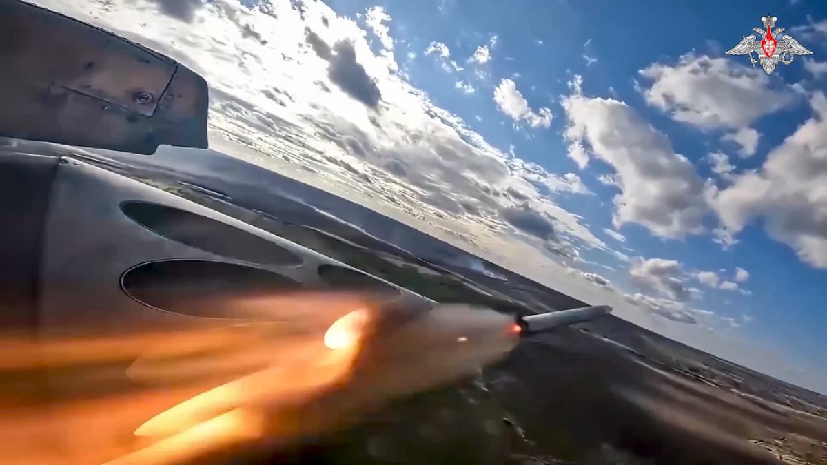 Su-25-Kampfjets feuern während eines Einsatzes der russischen Luftwaffe in der Ukraine Raketen ab