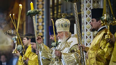 Patriarch Kirill (Mitte) leitet die Weihnachtsliturgie in der Christus-Erlöser-Kathedrale in Moskau