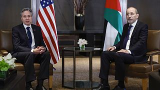 Blinken com o chefe da diplomacia da Jordânia, Ayman Safadi 