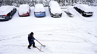 Un hombre retira la nieve en Suecia.