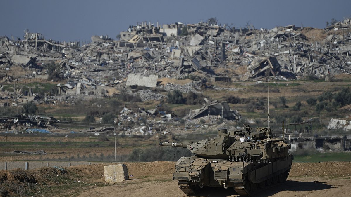 جنود إسرائيليون يتمركزون بالقرب من حدود قطاع غزة