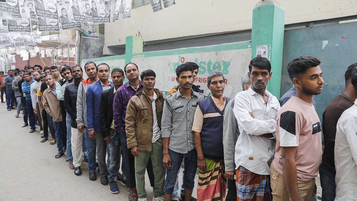 طابور من الناخبين أمام أحد مراكز الاقتراع 
