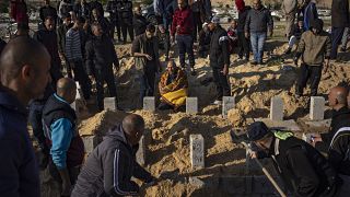 فلسطينيون يدفنون أقاربهم الذين قتلوا في القصف الإسرائيلي على غزة، في مقبرة في رفح