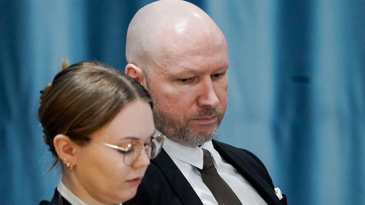 Масовият убиец отново в съда, опитвайки се да съди Норвегия за предполагаеми нарушения на човешките права