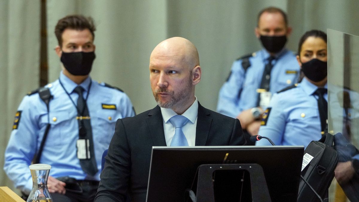 Anders Behring Breivik a skieni börtön rögtönzött tárgyalótermében ül a 2022-es feltételes szabadlábra helyezési meghallgatásának második napján.