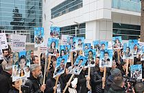 Adıyaman İsias Oteli'nin yıkılması sonucu hayatını kaybeden öğrencilerin yakınları mahkeme önünde öğrencilerin fotoğraflarıyla donatılan pankartlar taşıdı