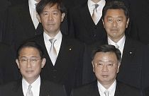 Eski Japonya Eğitim Bakan Yardımcısı Yoşitaka Ikeda (sağ arkada), Tokyo Savcılığı'nın cezai soruşturması kapsamında gözaltına alındı