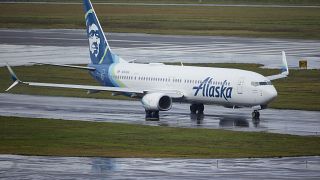 Az Alaska Airlines Boeing 737-900 gépe a portlandi nemzetközi repülőtéren 2024. január 6-án