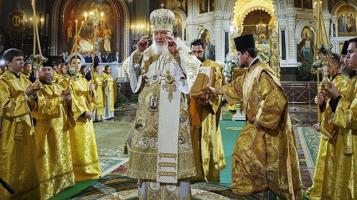 البطريرك الأرثوذكسي الروسي كيريل، في الوسط، يلقي قداس عيد الميلاد في كاتدرائية المسيح المخلص في موسكو، روسيا، يوم السبت 6 يناير 2024.