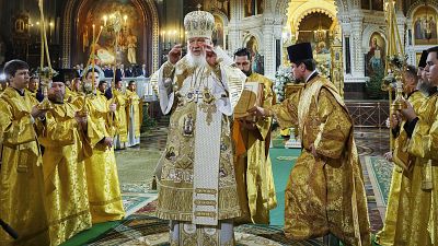 البطريرك الأرثوذكسي الروسي كيريل، في الوسط، يلقي قداس عيد الميلاد في كاتدرائية المسيح المخلص في موسكو، روسيا، يوم السبت 6 يناير 2024.