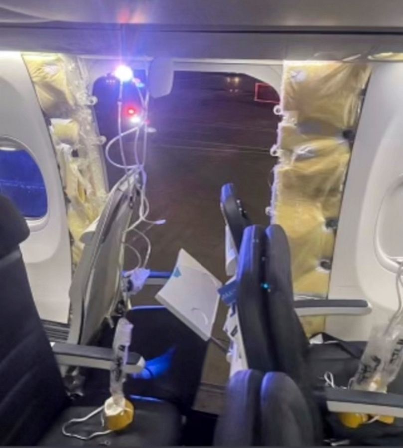 Alaska Havayolları'na ait Boeing 737 Max 9'da pencerenin havada patlamasının ardından meydana gelen hasar