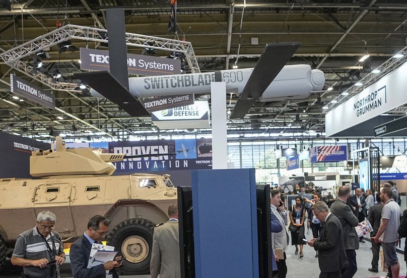 FILE - Dron rakietowy Switchblade 600 wyprodukowany przez AeroVironment jest prezentowany na targach zbrojeniowych Eurosatory w Villepinte, na północ od Paryża, 14 czerwca 2022 r. 
