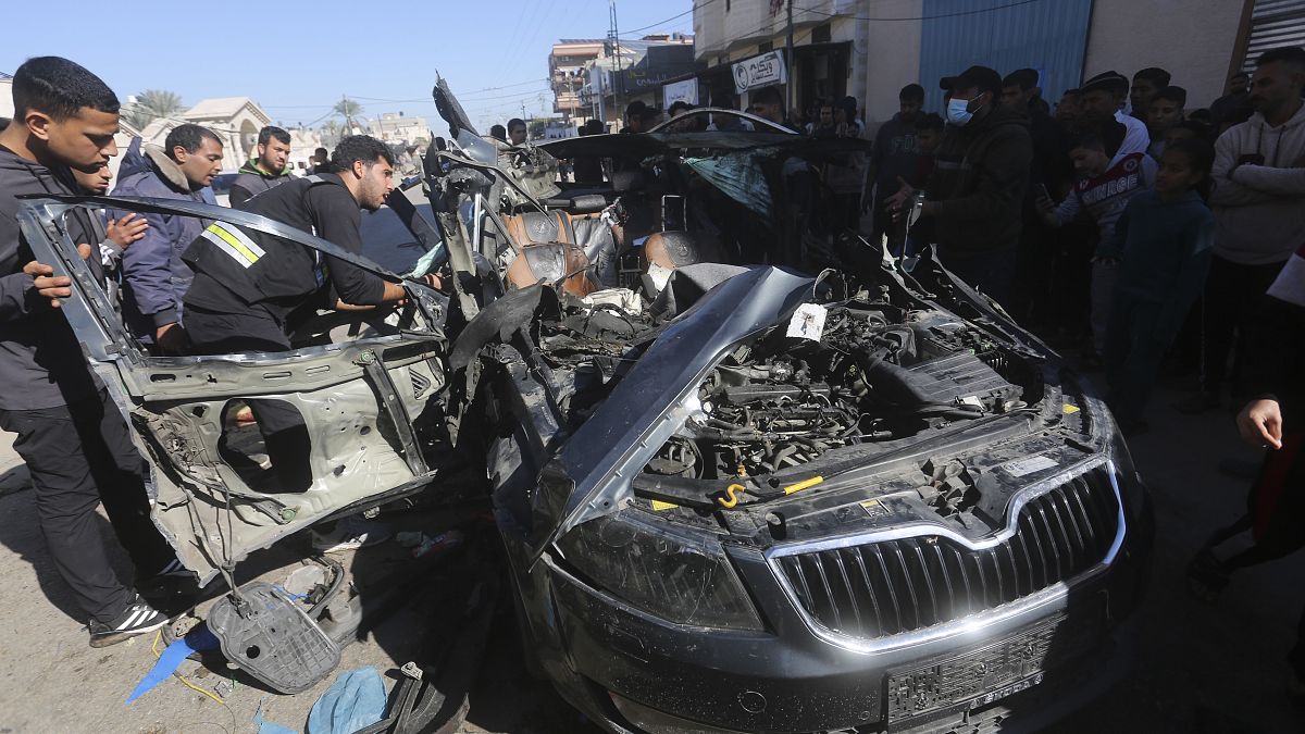 A légicsapás során megsérült autó, melyben két újságíró életét vesztette. 