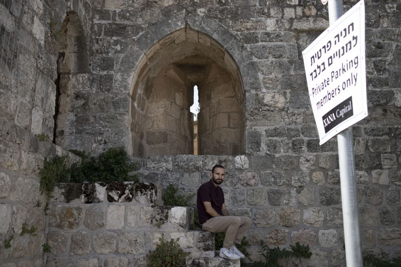 Şimdilerde otopark olarak kullanılan arazinin içerisinde nöbet tutan Kudüs Ermeni cemaati üyesi Hagop Djernazian