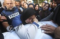 «وائل الدحدوح»، خبرنگار الجزیره و بستگان در سوگ حمزه الدحدوح که در حمله ۷ ژانویه اسرائیل در غزه کشته شد، AP