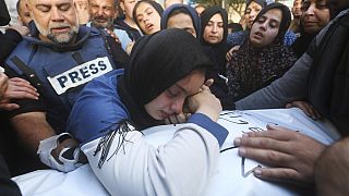«وائل الدحدوح»، خبرنگار الجزیره و بستگان در سوگ حمزه الدحدوح که در حمله ۷ ژانویه اسرائیل در غزه کشته شد، AP