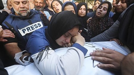 Il giornalista palestinese di Al Jazeera Wael Dahdouh, al funerale dei suo figlio, anche lui nella stampa