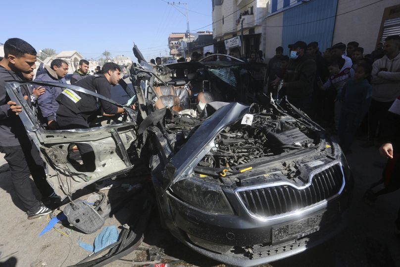 Az autó a légicsapás után