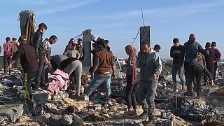 البحث عن ناجين بين الأنقاض بعد أن ضربت غارة جوية إسرائيلية مبنى في منطقة المعراج