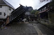 A megrongálódott templom egy része látható Wajimában, a Japán-tengerre néző Noto-félszigeten, Tokiótól északnyugatra, 2024. január 7-én, vasárnap.
