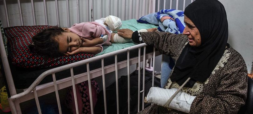 Gazze'nin güneyindeki Han Yunus'ta yer alan Nasır Hastanesi'nde İsrail bombardımanında yaralanan bir anne ve kızı