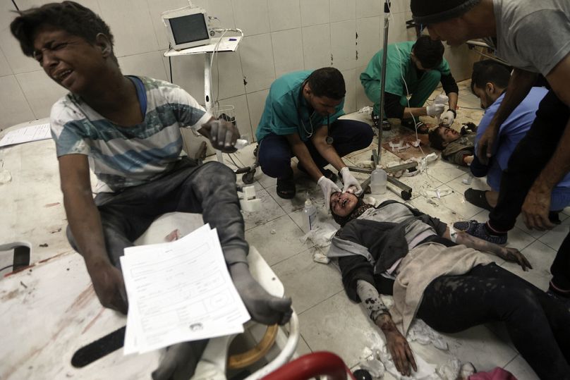 İsrail saldırısı sonrası Gazze'deki Nasır Hastanesi'nde pansuman olan Filistinliler