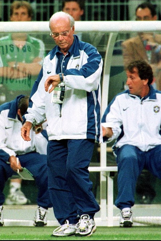 تصویری از ماریو زاگالو و زیکو روی نیمکت تیم ملی برزیل در جام جهانی ۱۹۹۸ فرانسه