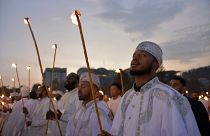 يشارك الإثيوبيون في الاحتفالات الشعبية بعيد الميلاد.. يرتدون اللباس الأبيض ويطوفون حاملين الشموع.