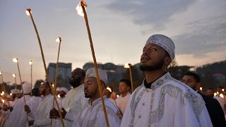 يشارك الإثيوبيون في الاحتفالات الشعبية بعيد الميلاد.. يرتدون اللباس الأبيض ويطوفون حاملين الشموع.