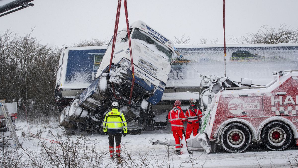 Estradas cobertas de neve e gelo têm provocado vários acidentes em toda a Europa
