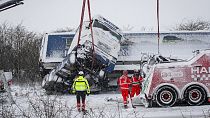 Los equipos de rescate tratan de recuperar un camión que se ha salido de la carretera durante una intensa nevada en Viborg, en la península de Jutlandia, Dinamarca.