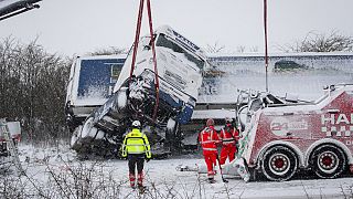 Los equipos de rescate tratan de recuperar un camión que se ha salido de la carretera durante una intensa nevada en Viborg, en la península de Jutlandia, Dinamarca.