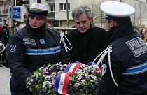 El director de la publicación Charlie Hebdo, Laurent Sourisseau, deposita una corona de flores en homenaje al policía francés en París, el domingo 7 de enero de 2024.