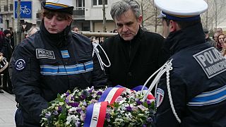 El director de la publicación Charlie Hebdo, Laurent Sourisseau, deposita una corona de flores en homenaje al policía francés en París, el domingo 7 de enero de 2024.