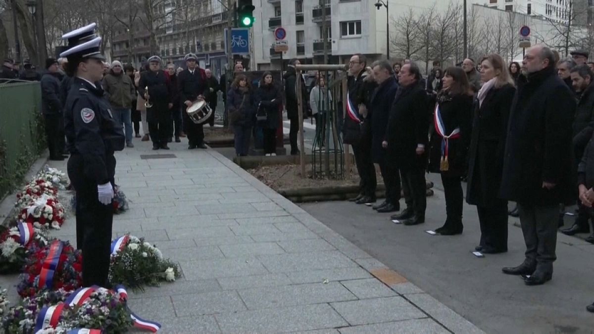 Мэр Парижа Анн Идальго и экс-презмидент Франции Франсуа Олланд отдают дань памяти жертвам нападения на редакцию журнала "Шарли Эбдо"