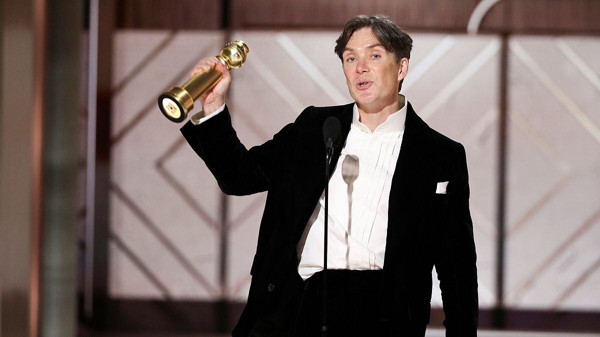 Изображение, опубликованное CBS, показывает Киллиана Мерфи, принимающего награду за лучшую роль в фильме "Оппенгеймер" во время 81-й ежегодной церемонии вручения премии "Золотой глобус