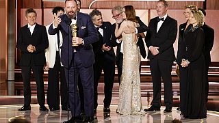 Ο Γιώργος Λάνθιμος με το βραβείο καλύτερης ταινίας για το Poor Things στην τελετή των Χρυσών Σφαιρών