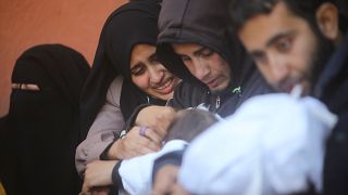 فلسطينيون يبكون طفلهم الذي قتل في غارة إسرائيلية على خان يونس