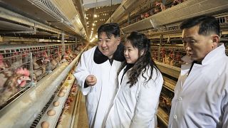 كيم جونغ أون وابنته في زيارة إلى مزرعة دواجن 