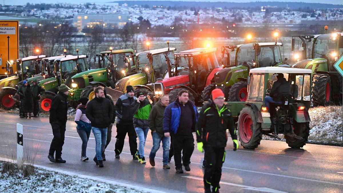 Çiftçiler, 8 Ocak 2024 Pazartesi günü Neuhausen'de A8 otoyoluna erişim yolunu traktörlerle kapattı. 