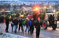 Çiftçiler, 8 Ocak 2024 Pazartesi günü Neuhausen'de A8 otoyoluna erişim yolunu traktörlerle kapattı. 
