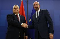 El primer ministro húngaro, Viktor Orbán (izda.), y el presidente del Consejo Europeo, Charles Michel (dcha.)