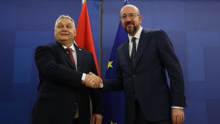 Viktor Orbán, Premier ministre hongrois (à gauche) et Charles Michel, président du Conseil européen (à droite)