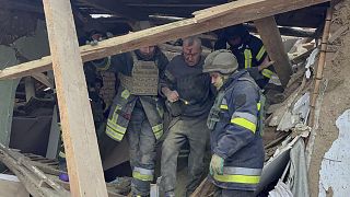 خدمات الطوارئ تنشر مقطع فيديو يظهر رجلا يتلقى المساعدة اللازمة بعد تضرر منزله في زميف الأوكرانية 