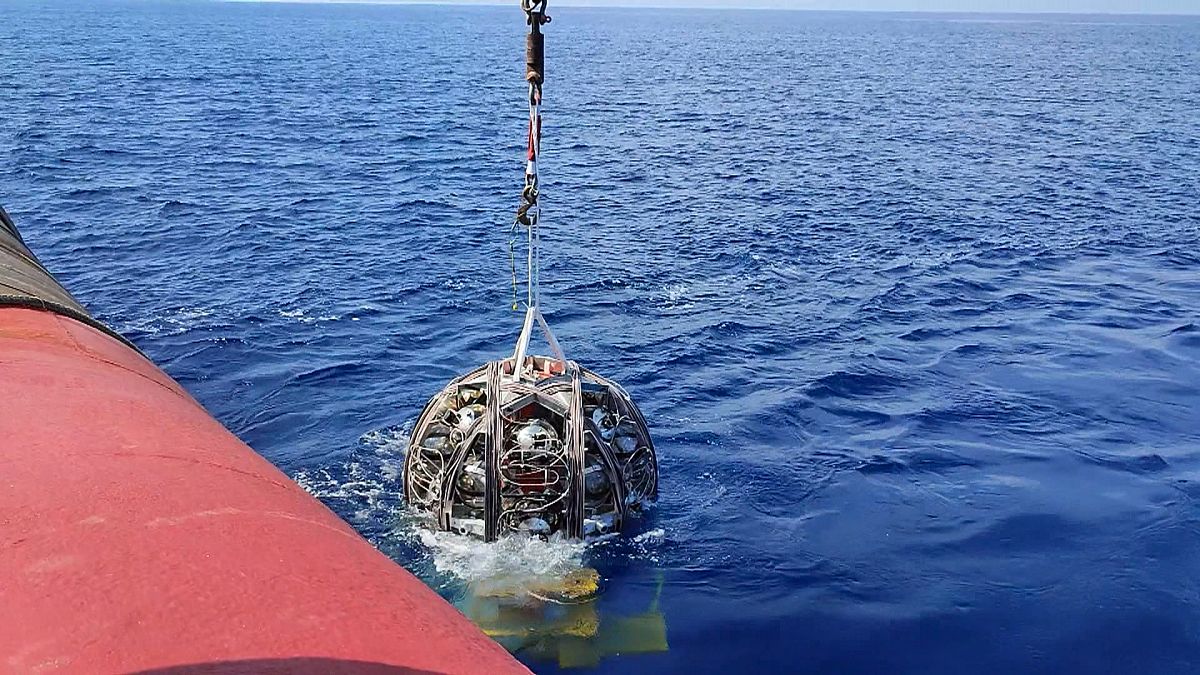 Телескоп на дне моря поможет разгадать нейтрино и найти китов