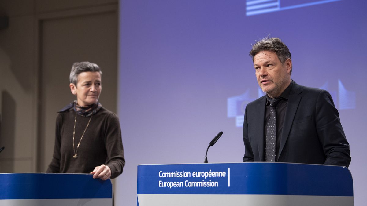 A Comissária Europeia responsável pela concorrência, Margrethe Vestager (à esquerda), e o Vice-Chanceler alemão, Robert Habeck