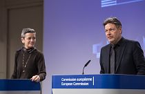 A Comissária Europeia responsável pela concorrência, Margrethe Vestager (à esquerda), e o Vice-Chanceler alemão, Robert Habeck