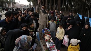 Gyászolók az Irán délkeleti részén fekvő Kermánban 2024. január 4-én. Az Iszlám Állam vállalta magára a támadást