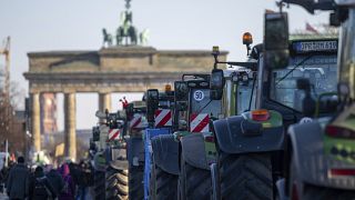 Traktorok a Brandenburgi kapu előtt egy gazdatüntetésen Berlinben 2024. január 8-án