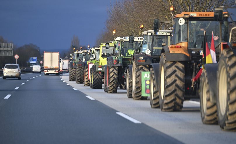 Tüntető gazdák az A66-os autópályán a németországi Wiesbaden közelében, 2024. január 8-án